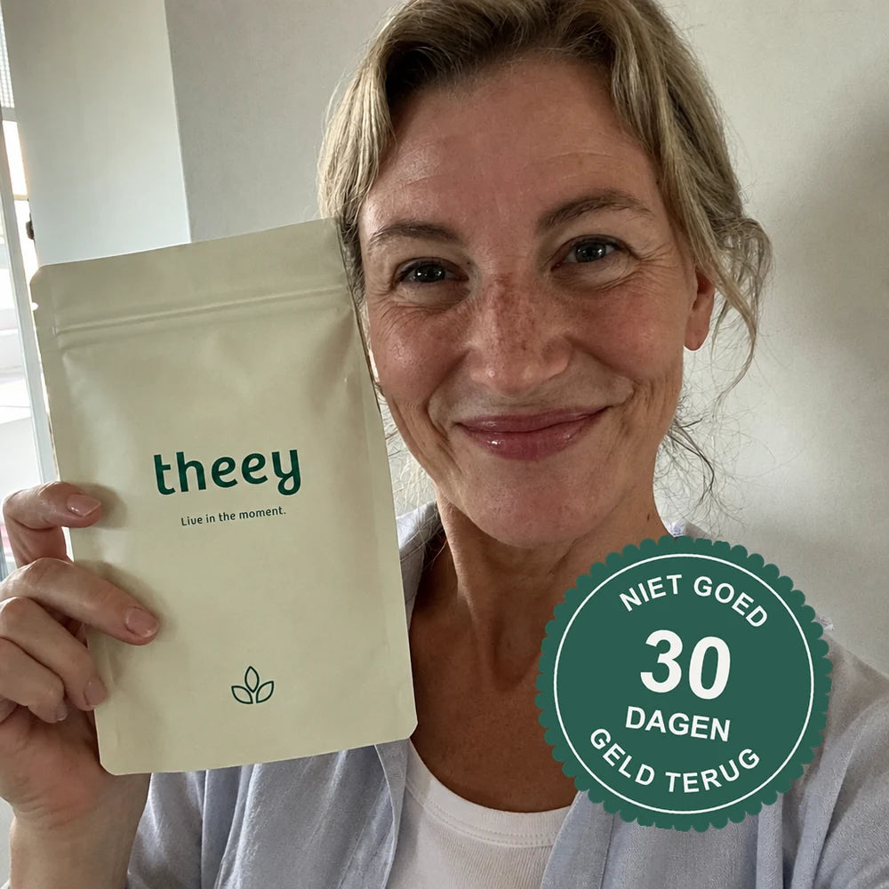 Vrouw van in de vijftig houdt een zak Theey Balance omhoog, met het 30 dagen niet-goed-geld-terug zegel