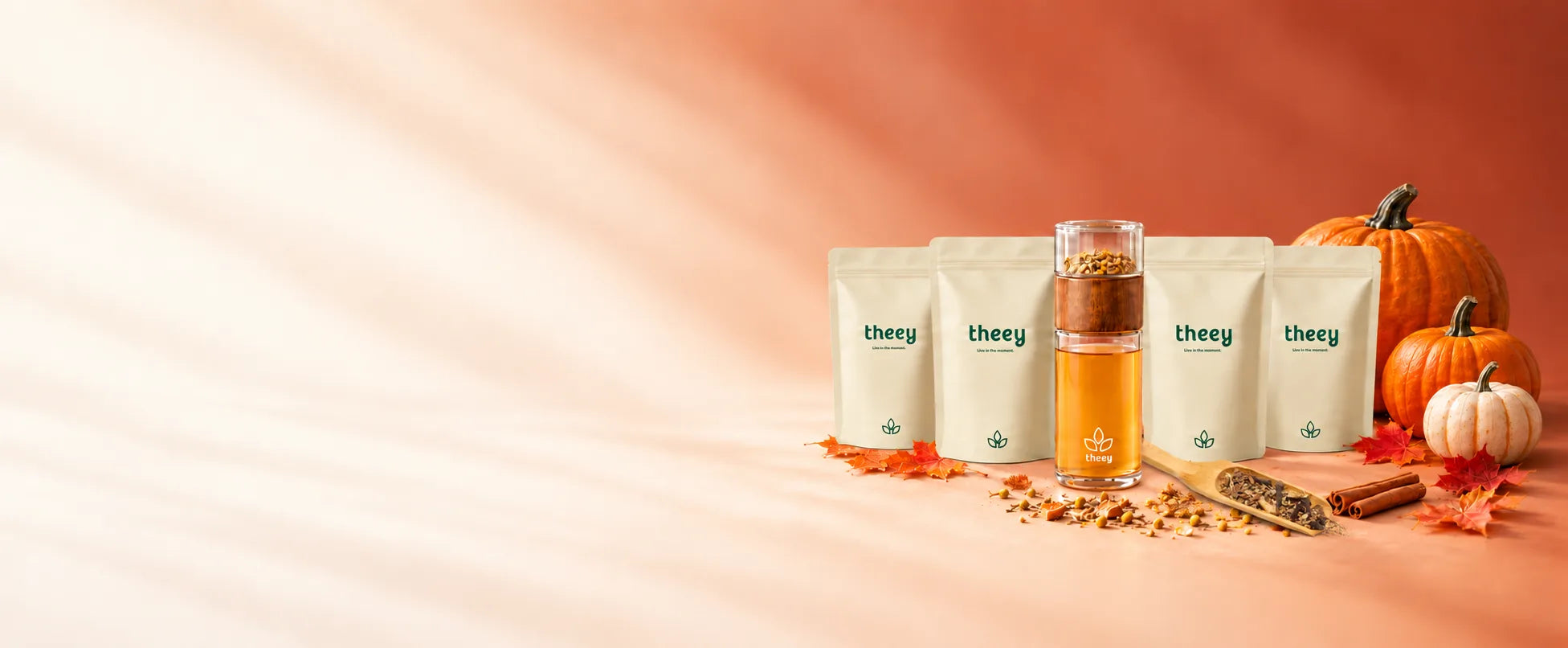 Theey Thee Fles met vier zakken thee, een theelepel en pompoenen