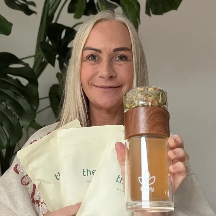 Klantfoto van Sandy O. met de Thee Fles