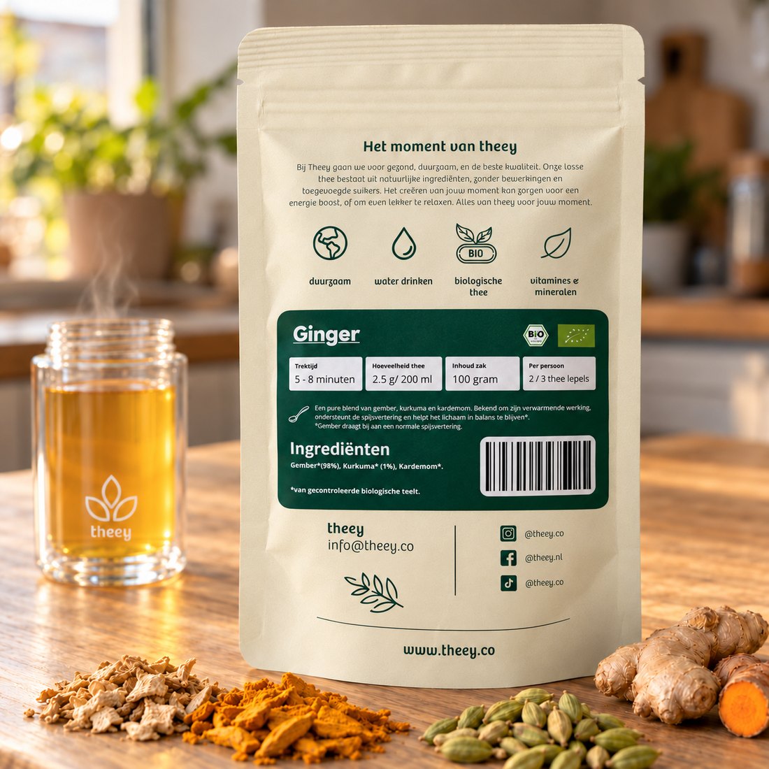 Achterkant van het Theey Ginger-zakje met ingrediënten en losse kruiden